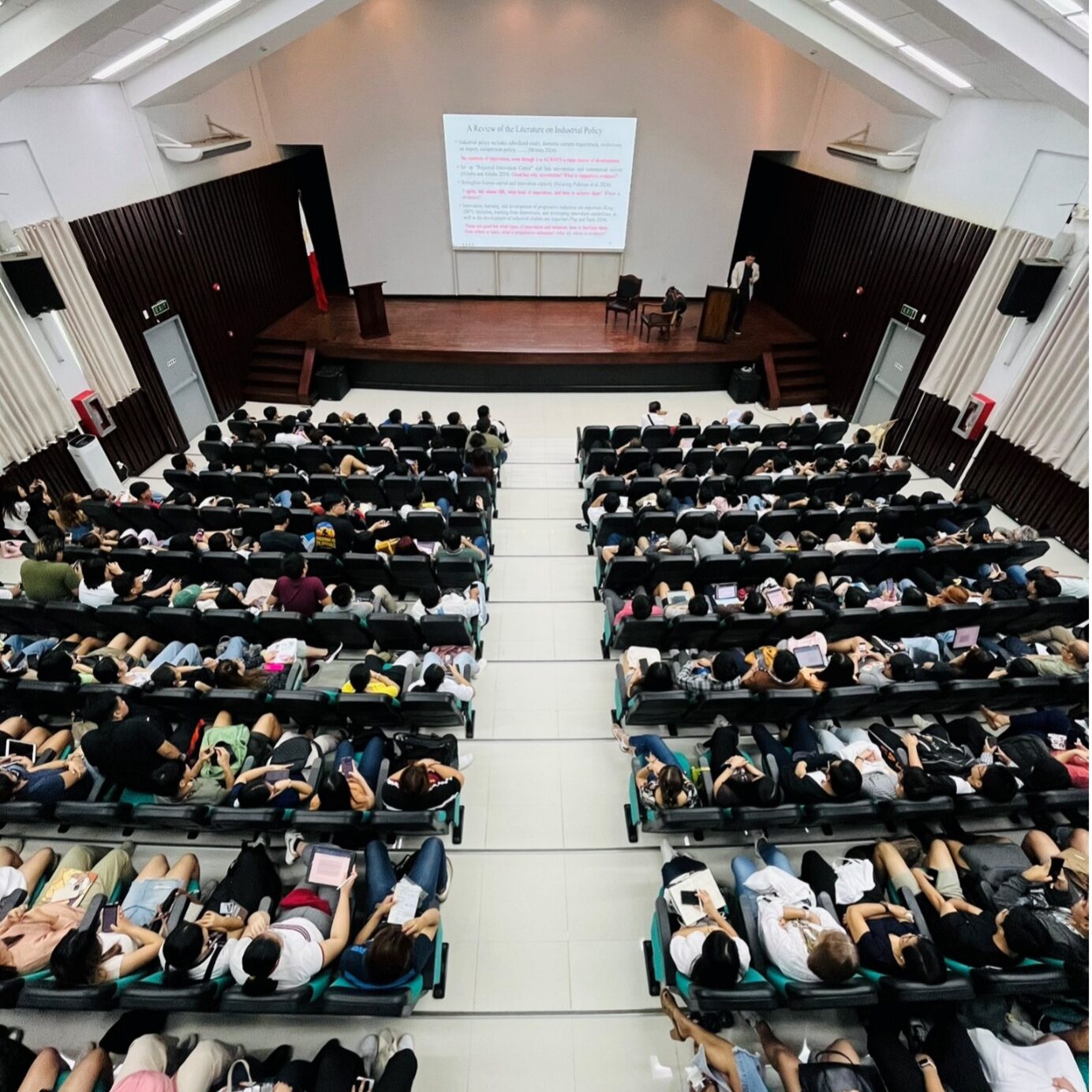 Prof. Otsuka lecturing before a capacity audience.