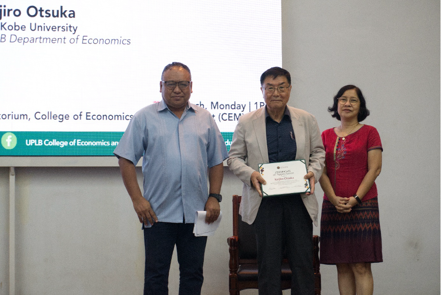 Prof. Otsuka receiving certificate of appreciation from CEM Dean Maria Angeles O. Catelo and Department of Economics Chair Gideon Carnaje.